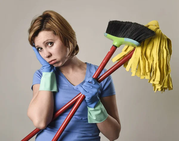 Servicio de la mujer en el lavado de guantes de goma llevando escoba de limpieza m —  Fotos de Stock
