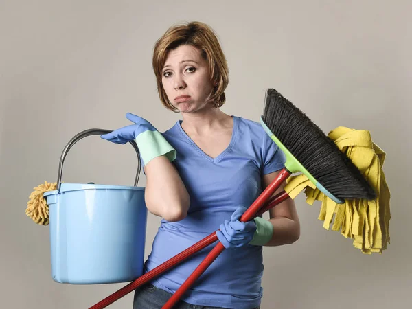 Servicio de la mujer en el lavado de guantes de goma llevar cubo de limpieza —  Fotos de Stock