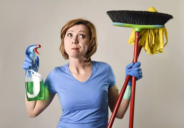 Ama de casa en el lavado de guantes de goma llevando botella spray de limpieza —  Fotos de Stock