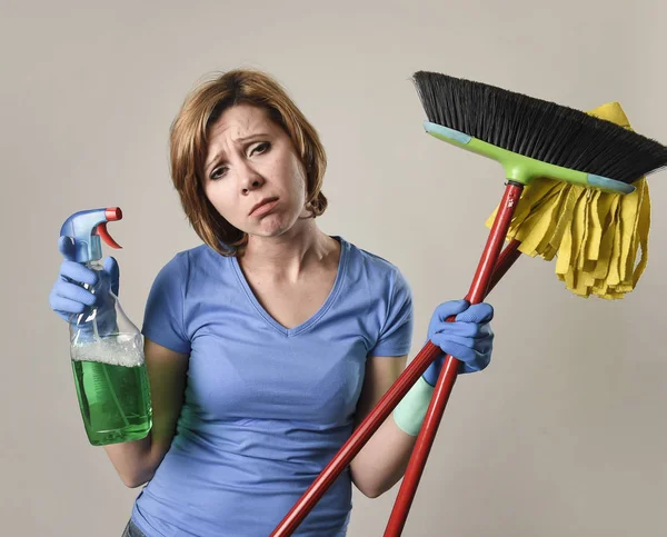 Домогосподарка в пральних гумових рукавичках, що несуть пляшку для очищення — стокове фото