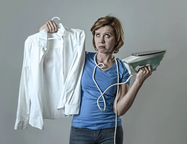 Wanita atau ibu rumah tangga sedih bosan dan stres memegang kemeja putih — Stok Foto