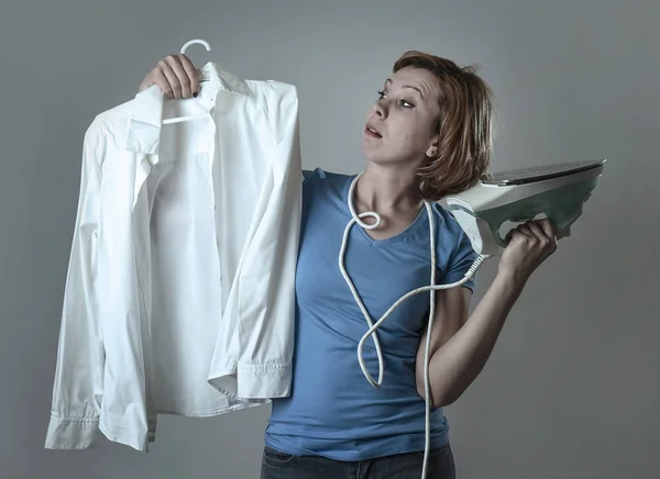 Mulher ou dona de casa triste entediado e estressado segurando camisa branca um — Fotografia de Stock