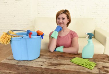 mutlu ve neşeli bir kadın veya oturma odası tablo ve bezle mobilya temizlik ev kadını