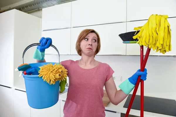 Ama de casa en casa cocina en guantes con escoba de limpieza y fregona y cubo —  Fotos de Stock