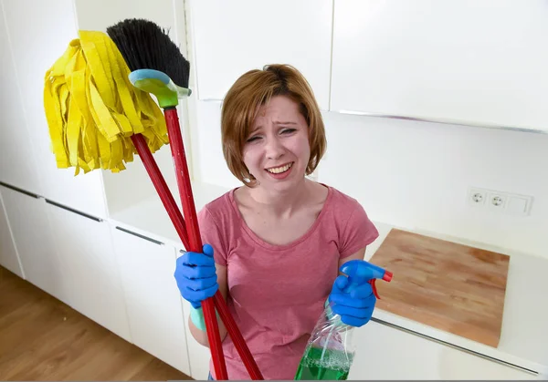 Gospodyni w domu kuchnia w rękawice gospodarstwa sprzątanie szczotka i mop i zraszacz butelkowy — Zdjęcie stockowe