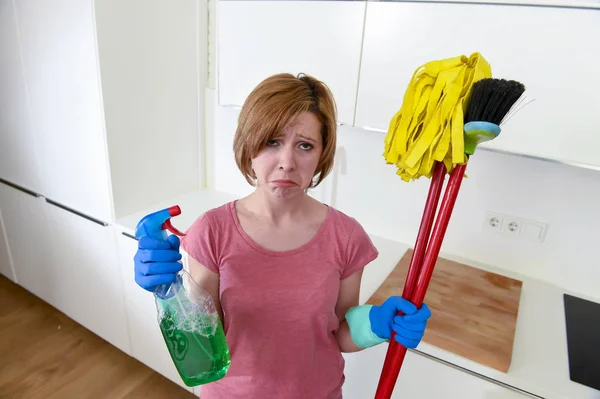 Домохозяйка дома кухня в перчатках проведение уборка метла и швабра и спрей бутылку — стоковое фото