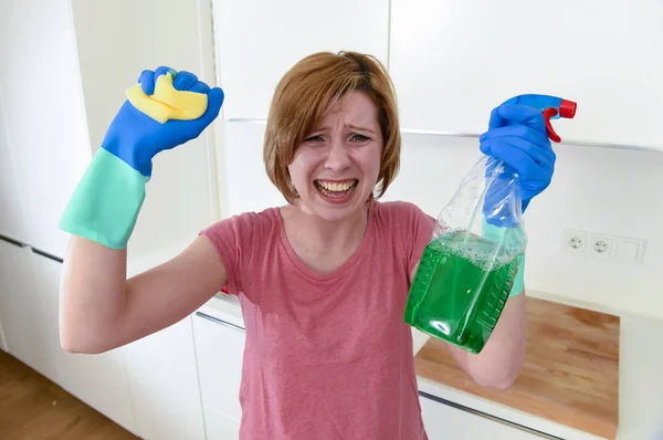 Жінка на домашній кухні в рукавичках тримає чистку частіше і миючий розпилювач пляшки плаче — стокове фото