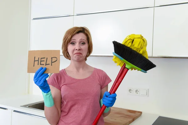 Vrouw in huis kitchen in handschoenen met reiniging bezem en dweil vragen om hulp — Stockfoto