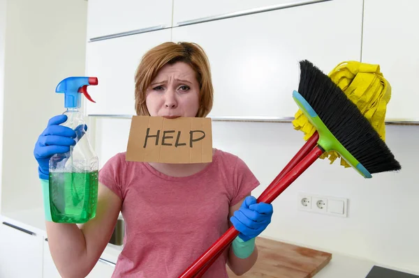 Vrouw in huis kitchen in handschoenen met reiniging bezem en dweil vragen om hulp — Stockfoto