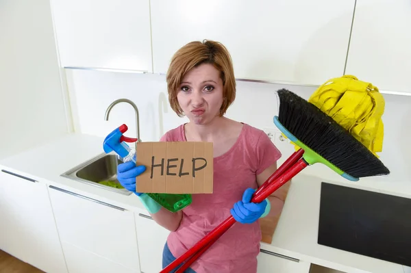 Женщина на домашней кухне в перчатках с уборкой метлы и швабры просит о помощи — стоковое фото