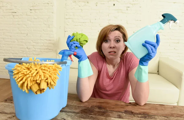 Mujer limpieza sala de estar mesa con paño y botella de spray cansado en el estrés — Foto de Stock