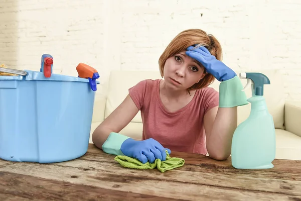 Femme nettoyage table de salon avec chiffon et vaporisateur bouteille fatigué dans le stress — Photo