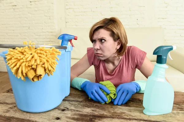 Mujer limpieza sala de estar mesa con paño y botella de spray cansado en el estrés — Foto de Stock