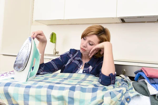 Mujer triste o ocupado ama de casa plancha camisa perezoso en casa cocina u — Foto de Stock