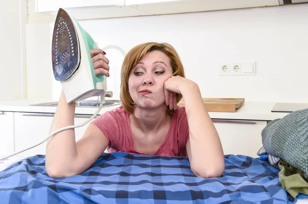 Wanita sedih atau ibu rumah tangga sibuk menyetrika kemeja malas di dapur rumah u — Stok Foto