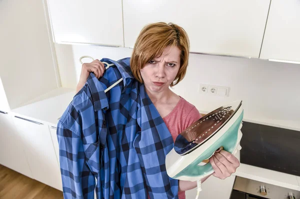 Mulher triste ou ocupada dona de casa engomar camisa preguiçoso em casa cozinha u — Fotografia de Stock
