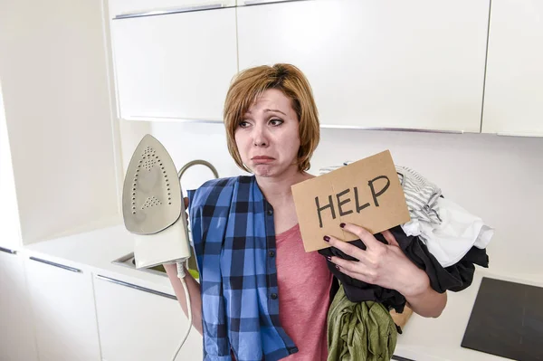 Arg kvinna eller galen upptagen hemmafru Strykningsservice skjorta lata på hem k — Stockfoto