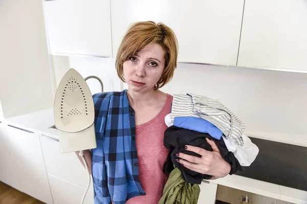 Mujer triste o ocupado ama de casa plancha camisa perezoso en casa cocina u — Foto de Stock