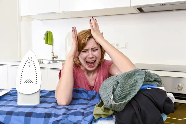 Mujer enojada o loca ama de casa ocupada plancha camisa perezoso en casa k — Foto de Stock