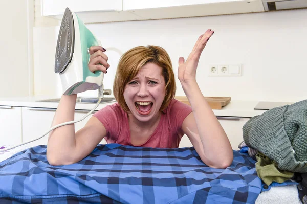 Сердитая женщина или сумасшедшая занятая домохозяйка гладильная рубашка ленивая дома k — стоковое фото