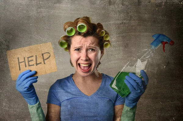 De schoonmaakster meid in haar rollen met wassen sproeiflacon vragen om hulp — Stockfoto