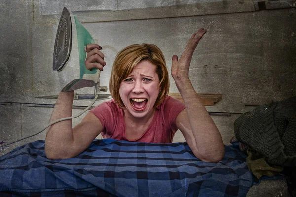 Mujer enojada o ama de casa ocupada loca plancha camisa perezoso en casa cocina usando hierro — Foto de Stock