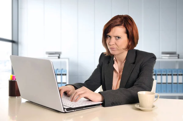 Mulher de negócios sofrendo estresse trabalhando na mesa do computador escritório preocupado — Fotografia de Stock