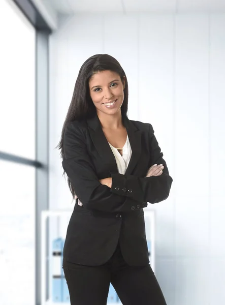 Retrato corporativo de joven atractiva mujer de negocios latina desgaste —  Fotos de Stock