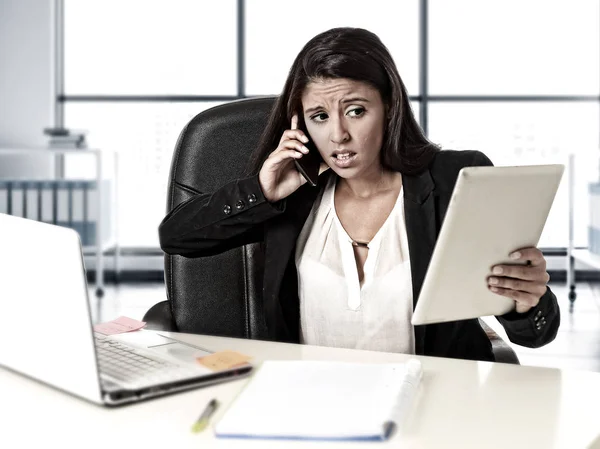 Latin business kvinna lider av stress som arbetar på kontor dator skrivbord orolig — Stockfoto