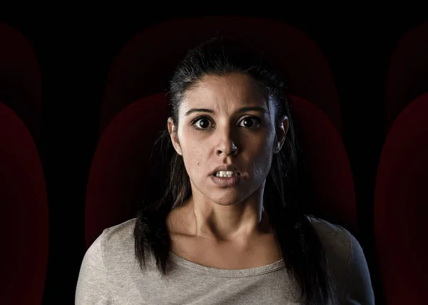 Attraktive Frau sieht Thriller oder Spannungsdrama allein im Kinosaal — Stockfoto