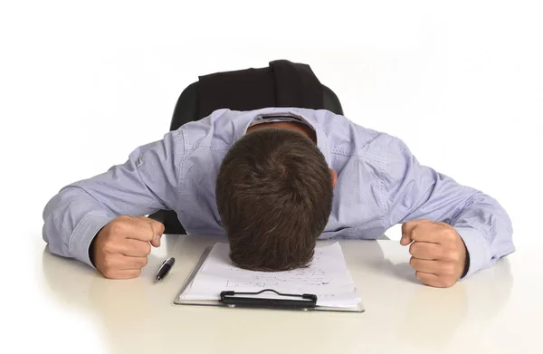 Affärsman som sitter vid skrivbord med händerna på huvudet gråtande ödelade och frustrerad — Stockfoto
