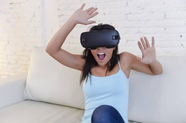 mutlu kadın evde 3d kullanma salon koltuk kanepe heyecanlı izlerken 360 Sanal gerçeklik gözlükler