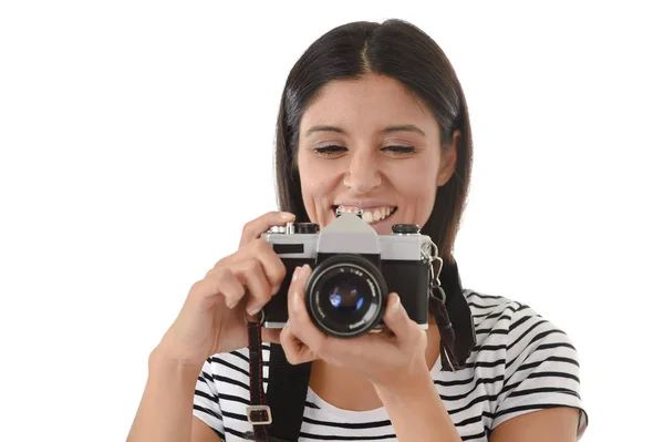 Kvinnan tar bilder poserar leende glada med cool retro och vintage fotokamera — Stockfoto