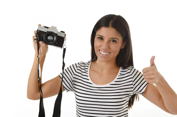 Γυναίκα λήψη φωτογραφιών ποζάρουν χαμογελώντας ευτυχισμένη χρησιμοποιώντας δροσερό ρετρό και vintage φωτογραφία κάμερα — Φωτογραφία Αρχείου