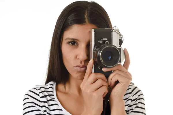 Λατινική γυναίκα λαμβάνοντας εικόνες που αναζητούν μέσα από το σκόπευτρο της μια παλιά φωτογραφική μηχανή δροσερό ρετρό vintage φωτογραφία — Φωτογραφία Αρχείου