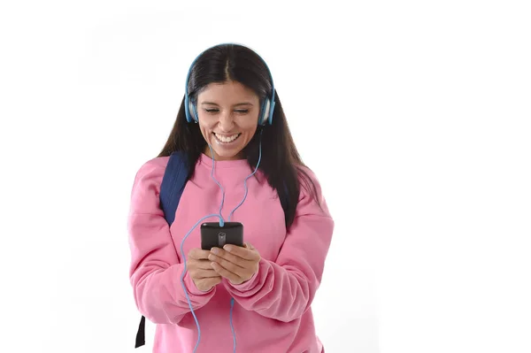 Νεαρό κορίτσι γυναίκα ή φοιτητής με κινητό τηλέφωνο, ακούτε με ακουστικά μουσική, τραγουδώντας και χορεύοντας — Φωτογραφία Αρχείου