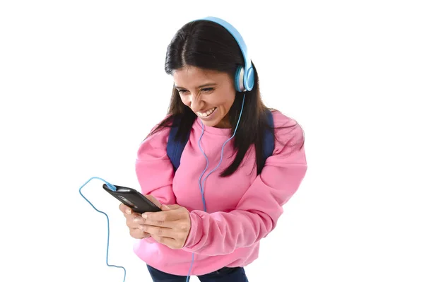 Jeune femme ou étudiante avec téléphone portable écoutant de la musique écouteurs chanter et danser — Photo