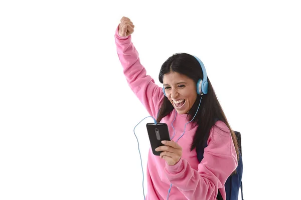 Junge Frau oder Studentin mit Handy, die über Kopfhörer Musik hört, singt und tanzt — Stockfoto