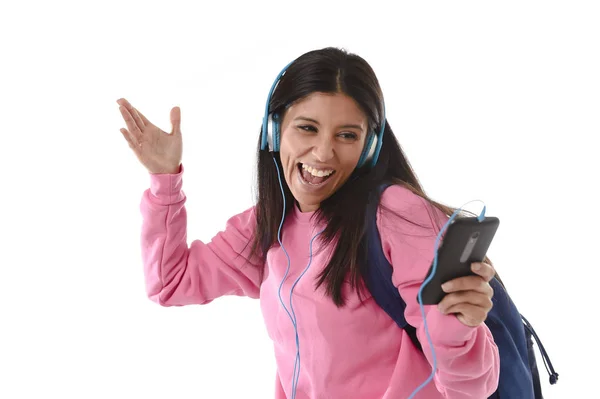 Mujer joven o estudiante con teléfono móvil escuchando música auriculares cantando y bailando — Foto de Stock