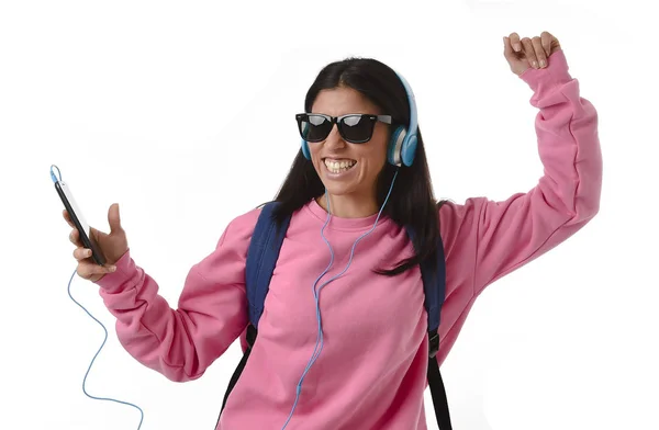 Jovem mulher ou estudante com telefone celular ouvindo fones de ouvido música cantando e dançando — Fotografia de Stock