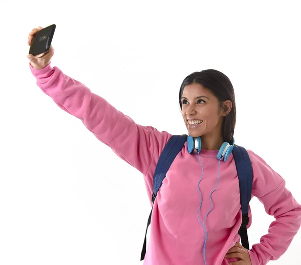 Atraktivní a šťastná žena nebo student dívka s batohem a sluchátka pořízení selfie fotografie — Stock fotografie