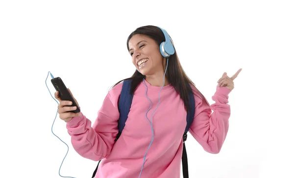 Mujer joven o estudiante con teléfono móvil escuchando música auriculares cantando y bailando — Foto de Stock