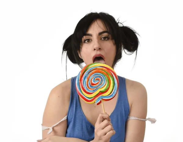 Sexy vrouw met extensie bijten haar lippen likken zoete karamel grote lolly — Stockfoto