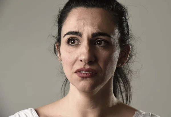 Mooi en triest vrouw huilen wanhopig en depressief met tranen in haar ogen pijn lijden — Stockfoto