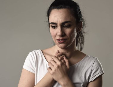 umutsuz ve depresif üzerinde acı gözleri yaşlarla ağlayan güzel ve hüzünlü kadın