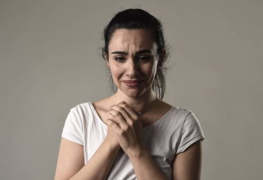 umutsuz ve depresif üzerinde acı gözleri yaşlarla ağlayan güzel ve hüzünlü kadın