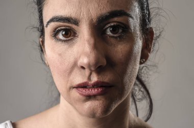 umutsuz ve depresif üzerinde acı gözleri yaşlarla ağlayan güzel ve hüzünlü kadın