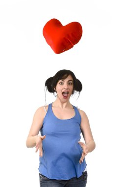 Hava atma aşık mutlu duygu gülümseyen güzel kadın