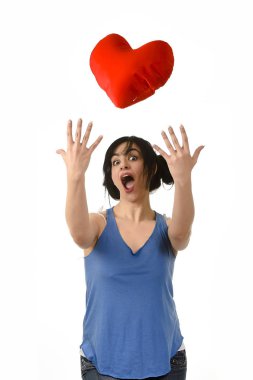 Hava atma aşık mutlu duygu gülümseyen güzel kadın