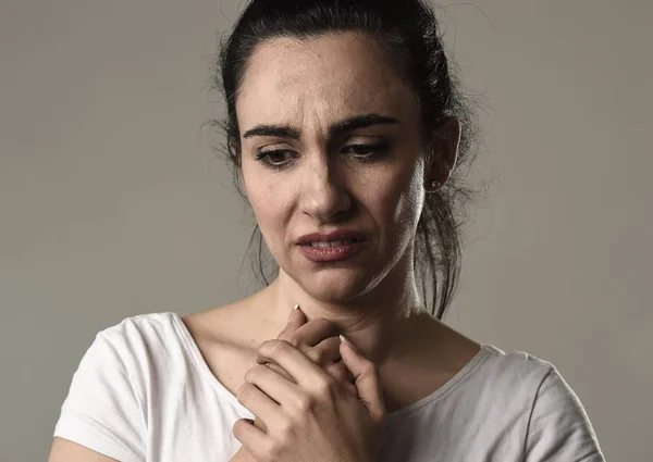 Mujer hermosa y triste llorando desesperada y deprimida con lágrimas en sus ojos sufriendo dolor — Foto de Stock